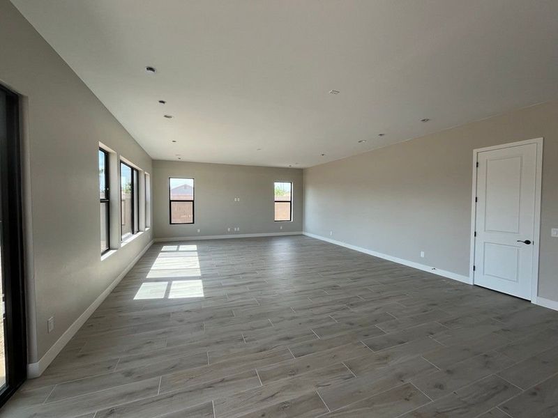 Spacious, unfurnished interior of a new home in 33 North, Gilbert (Image 6).