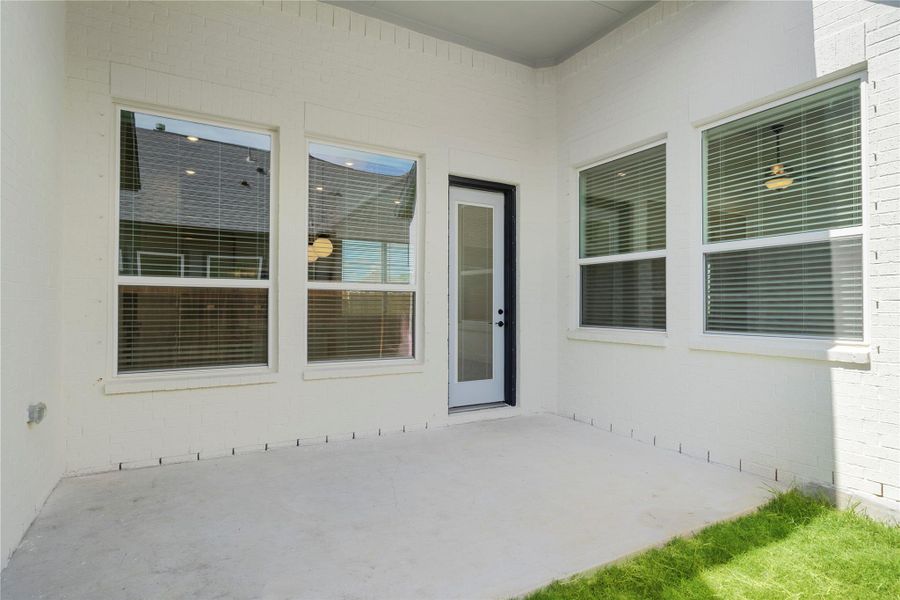 Exterior details and patio area of a home in Riceland, Mont Belvieu (Image 3).