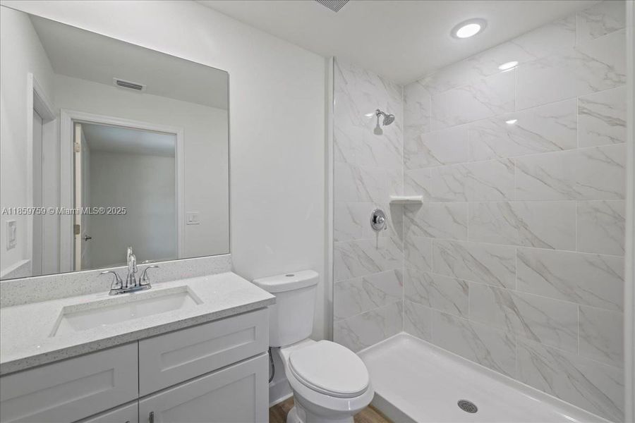 Furnished interior view inside a new home in Cape Coral, Cape Coral (Image 9).