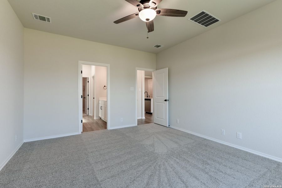 Spacious, unfurnished interior of a new home in Hennersby Hollow, San Antonio (Image 18).