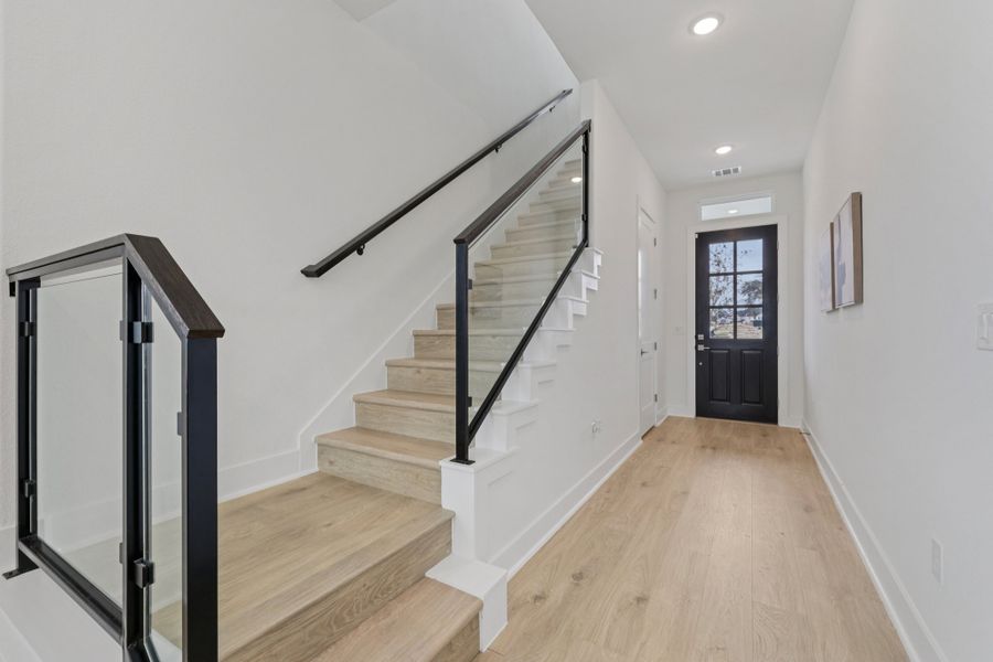 Spacious, unfurnished interior of a new home in Foxfield, Austin (Image 15).