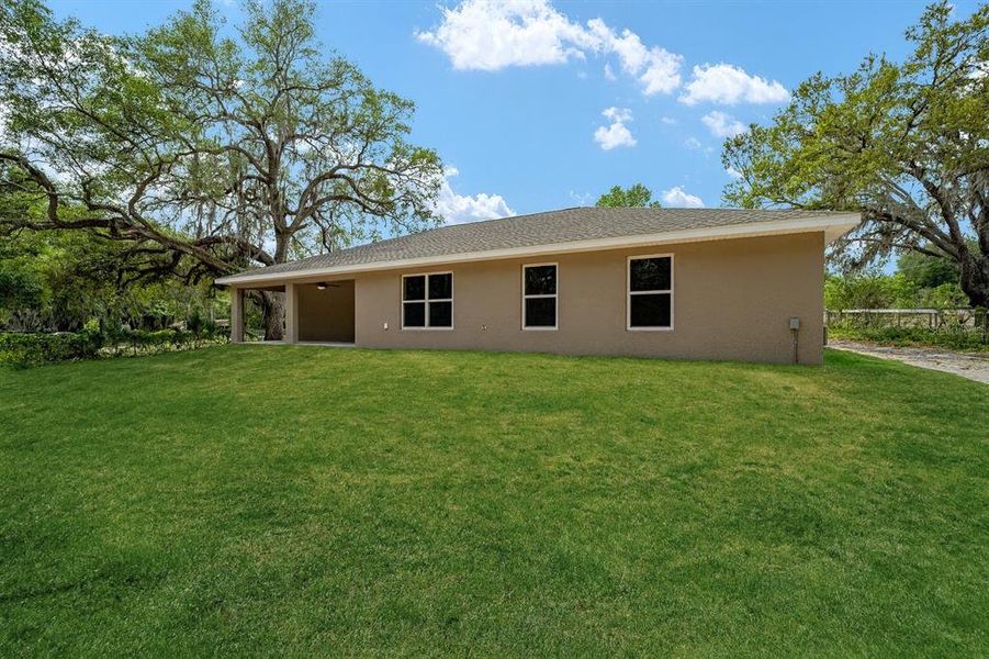 Exterior details and patio area of a home in , Dunnellon (Image 4).