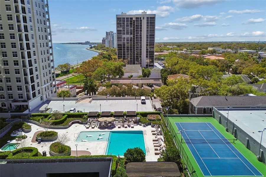 Condo located in Tampa, FL showcasing its design and architecture (Image 3).