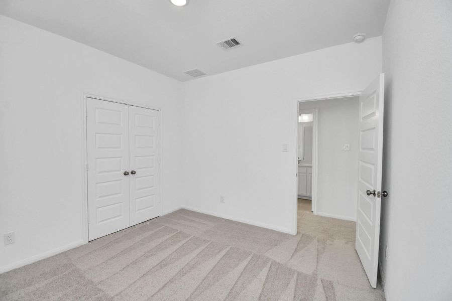 Spacious, unfurnished interior of a new home in Elyson, Katy (Image 9).
