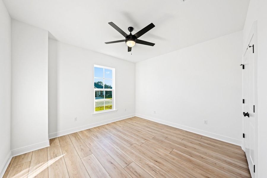 Spacious, unfurnished interior of a new home in Eagle Pointe, Pensacola (Image 15).