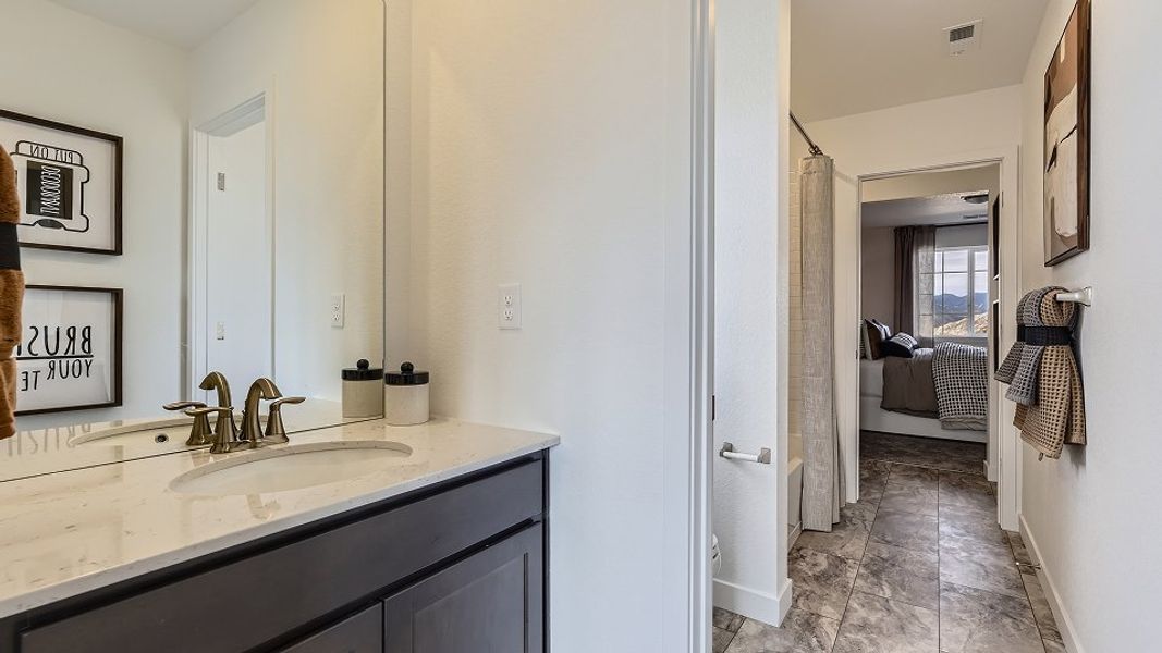 041725 2576 Ashbrook Bath2 F2