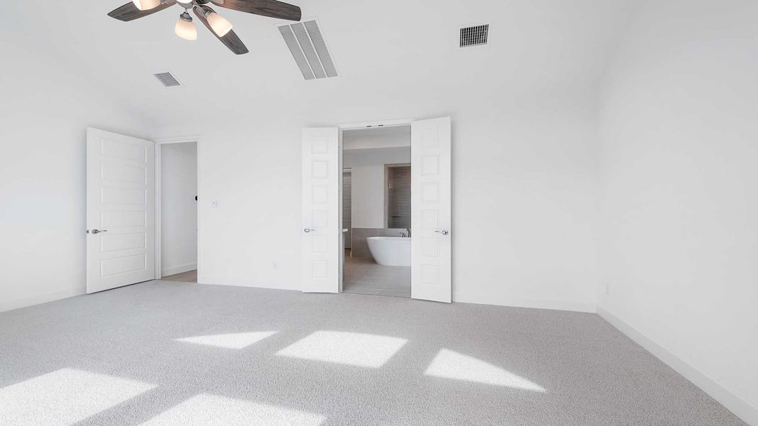 Spacious, unfurnished interior of a new home in Myrtle Creek, Waxahachie (Image 17).