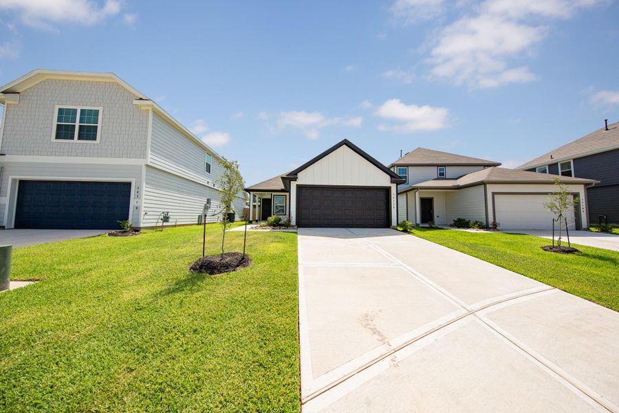 Front exterior of a new home in Ridgeland Hills, Willis, TX, highlighting curb appeal (Image 15).