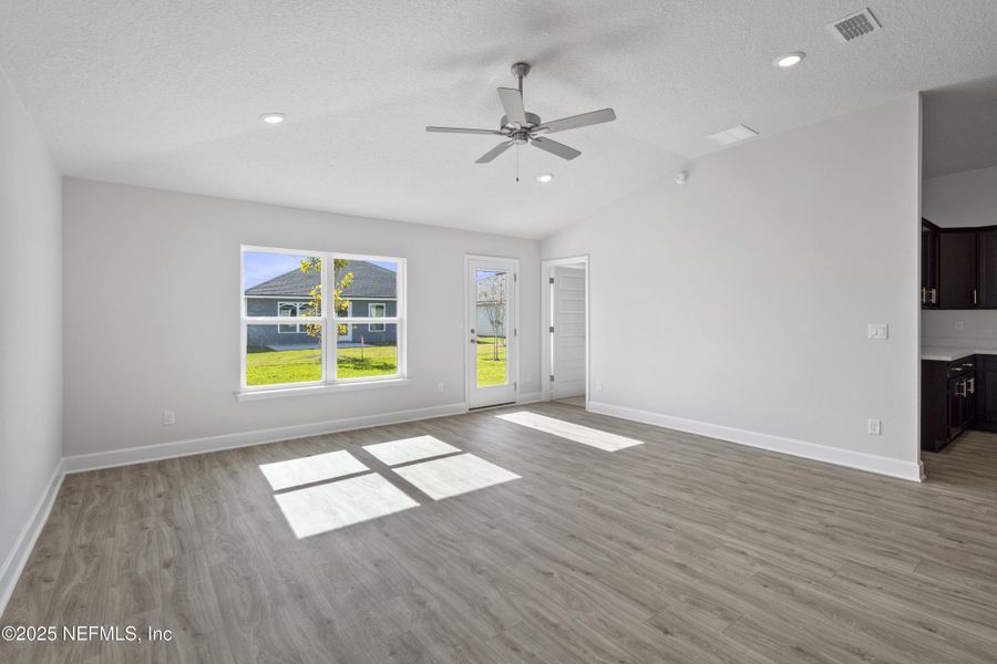 Spacious, unfurnished interior of a new home in Summerglen, Jacksonville (Image 19).
