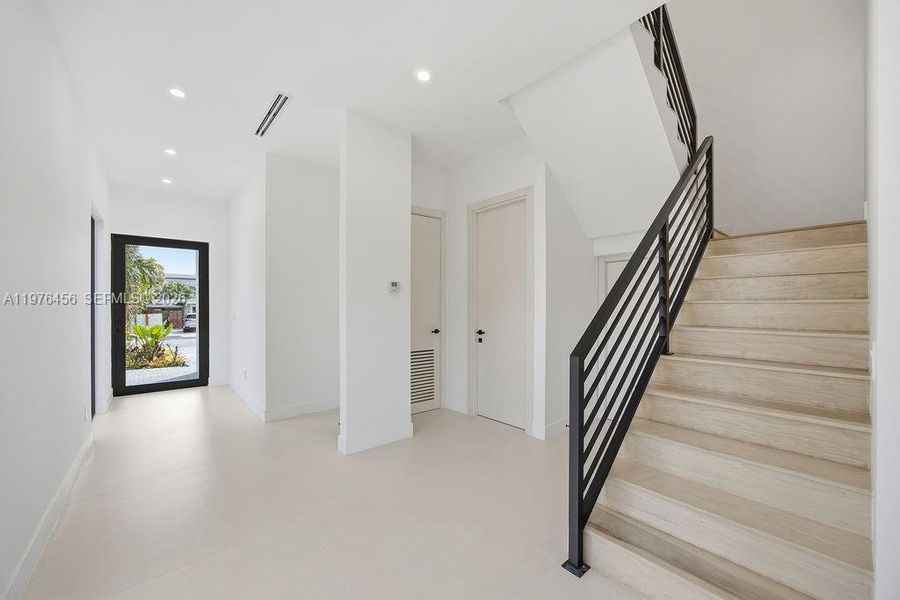 Spacious, unfurnished interior of a new home in , Fort Lauderdale (Image 22).