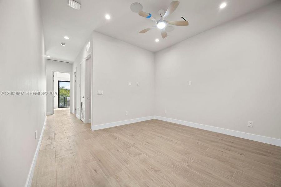Spacious, unfurnished interior of a new home in , Fort Lauderdale (Image 38).