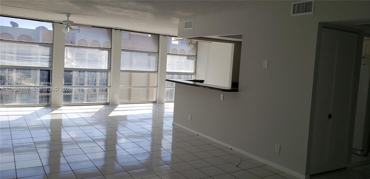 Spacious, unfurnished interior of a new home in , Hallandale Beach (Image 9).