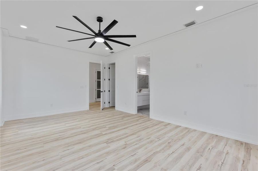 Spacious, unfurnished interior of a new home in , St. Petersburg (Image 24).