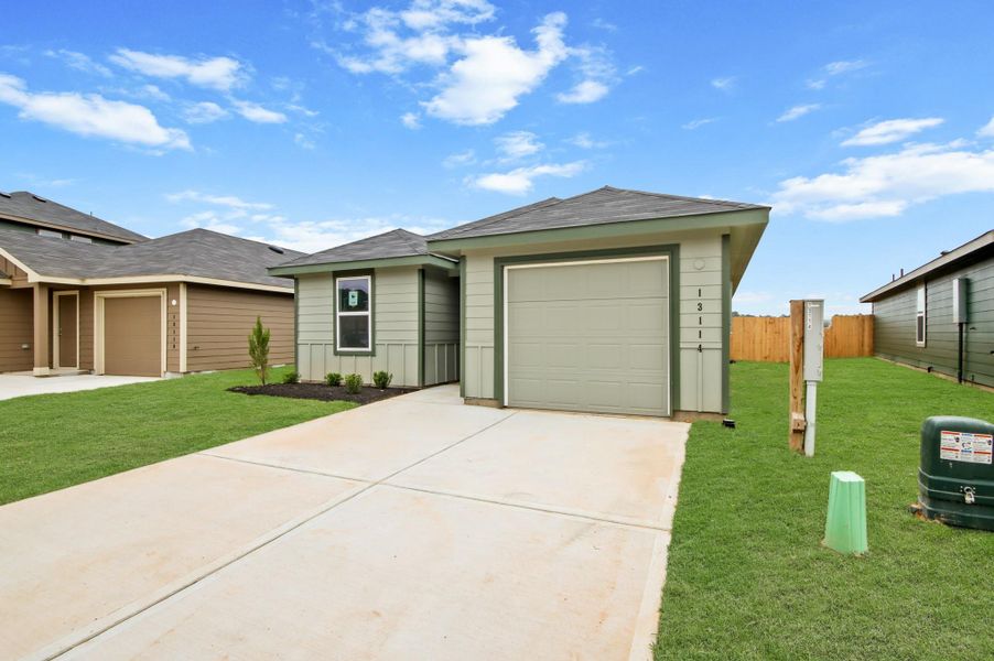 Exterior details and patio area of a home in McCrorey Trails, Conroe (Image 15).