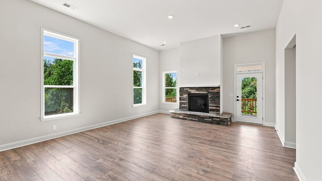 Spacious, unfurnished interior of a new home in Shadowood, Seneca (Image 18).