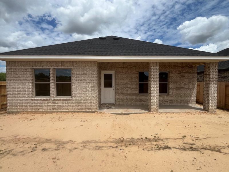 Exterior details and patio area of a home in Laurel Landing, Alvin (Image 3).