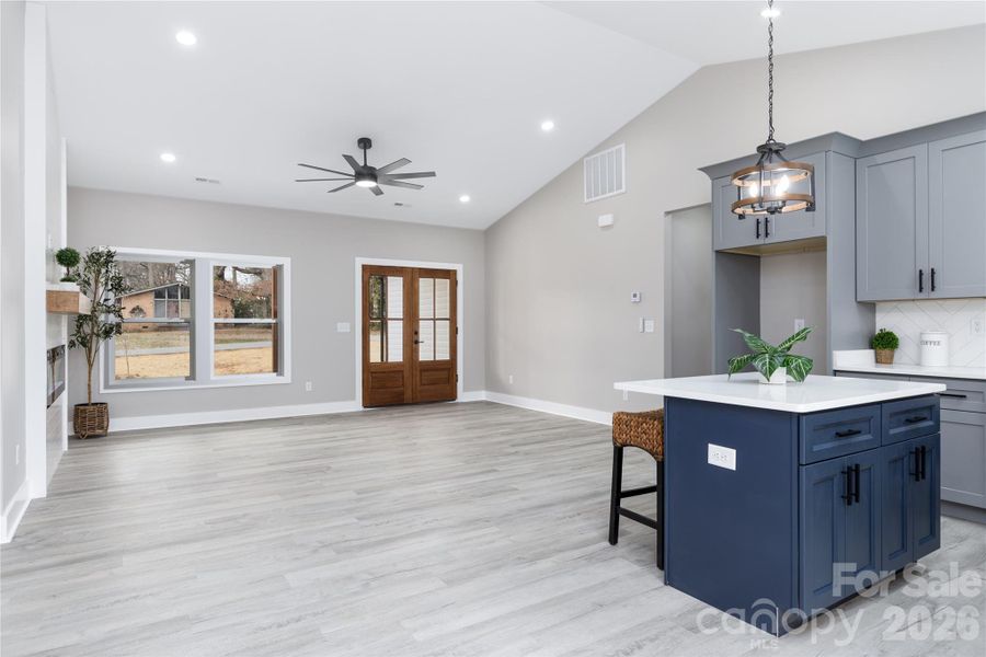 Breakfast/Family Room Breakfast/Family Room