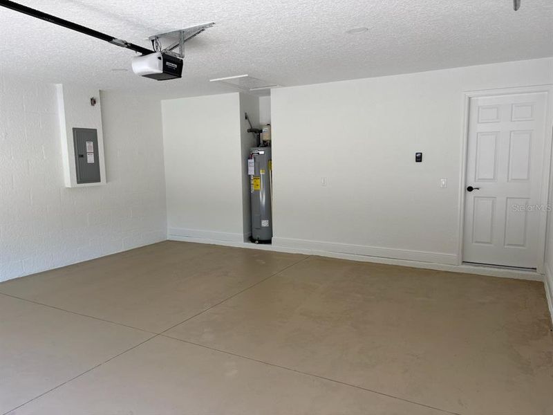 Spacious, unfurnished interior of a new home in , Citrus Springs (Image 16).