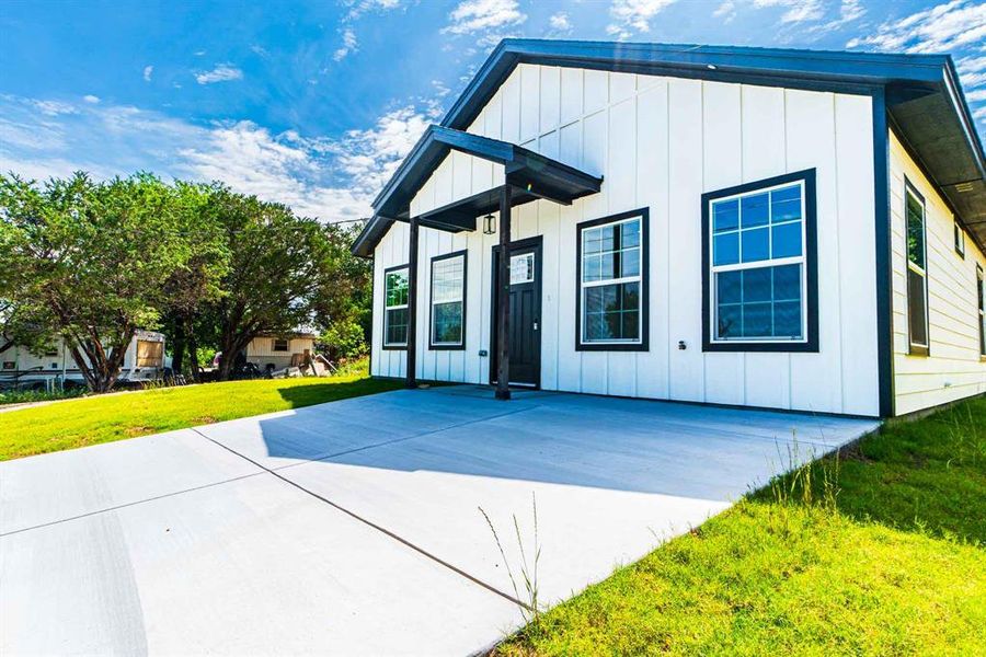 Exterior details and patio area of a home in , Granbury (Image 20).