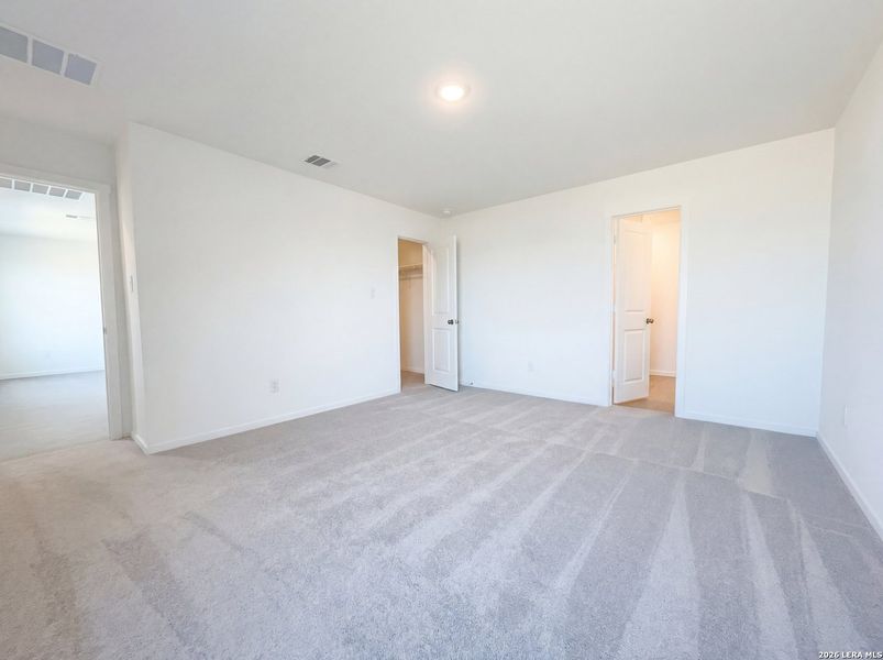 Spacious, unfurnished interior of a new home in Waters Edge, Seguin (Image 9).