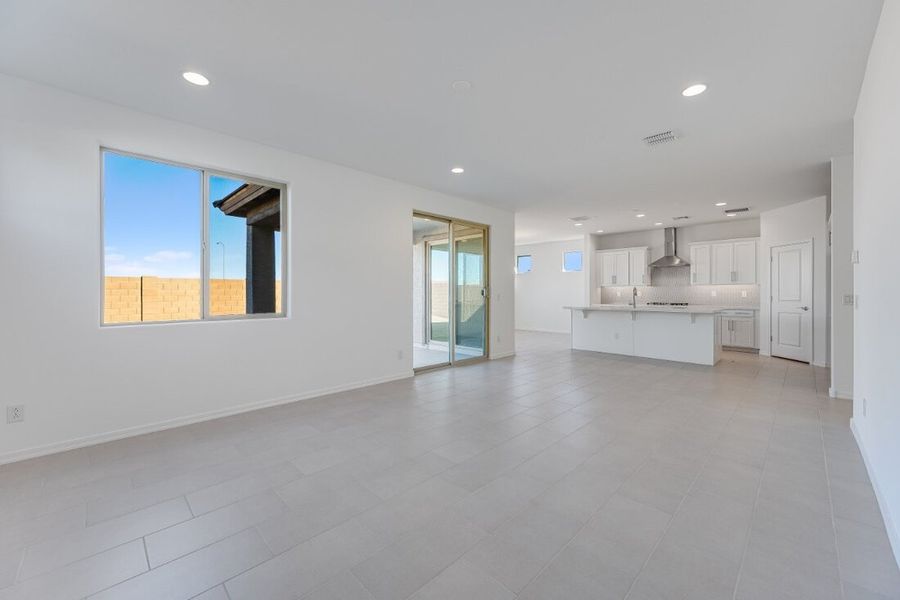Spacious, unfurnished interior of a new home in Allen Ranches, Litchfield Park (Image 14).
