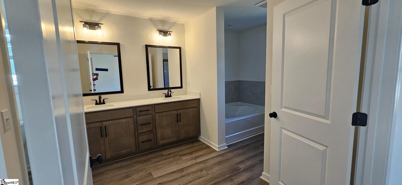Furnished interior view inside a new home in Sedona, Greenville (Image 7).