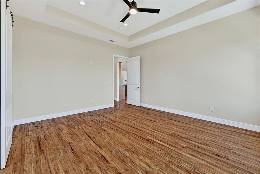 Spacious, unfurnished interior of a new home in , Sherman (Image 18).