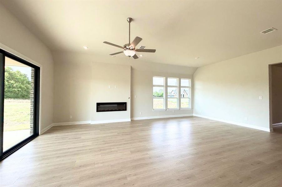 Spacious, unfurnished interior of a new home in Eagle’s Estates, Burleson (Image 21).
