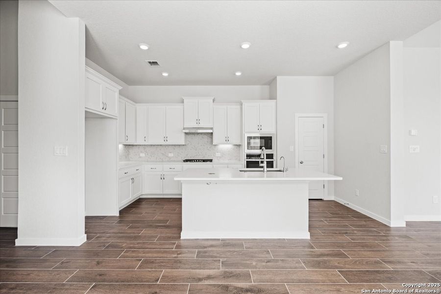 Spacious, unfurnished interior of a new home in Village at Three Oaks, Seguin (Image 20). Spacious, unfurnished interior of a new home in Village at Three Oaks, Seguin (Image 20).