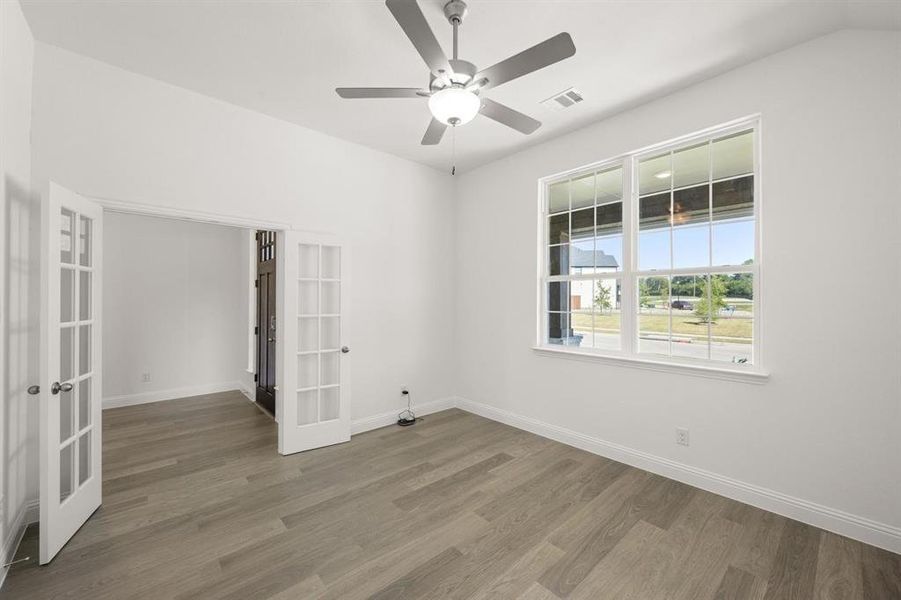 Spacious, unfurnished interior of a new home in Kentsdale Farms, DeSoto (Image 23).
