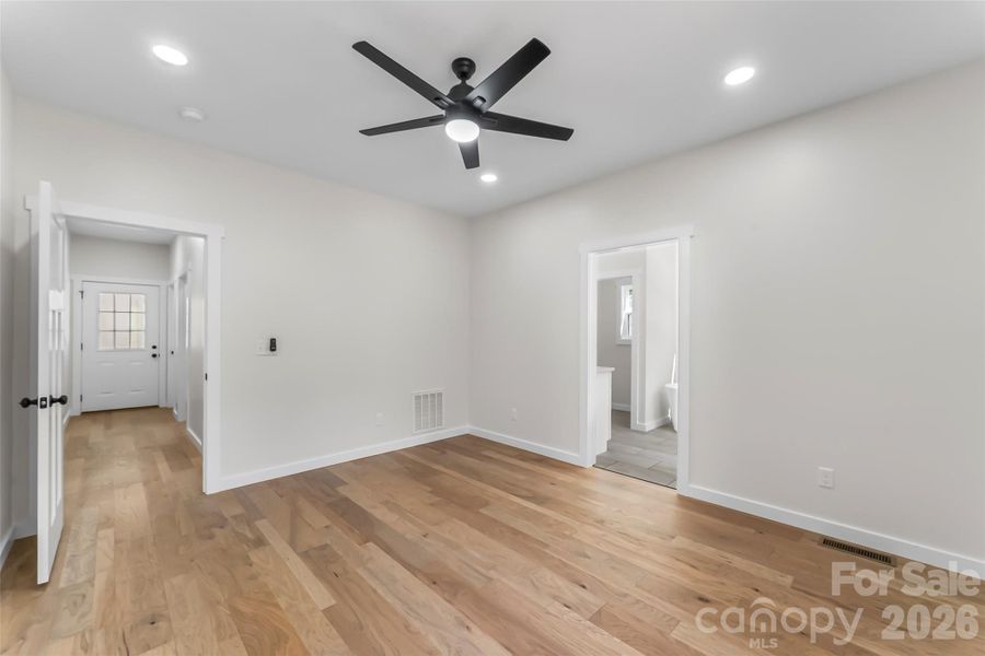 Spacious, unfurnished interior of a new home in , Marion (Image 19).