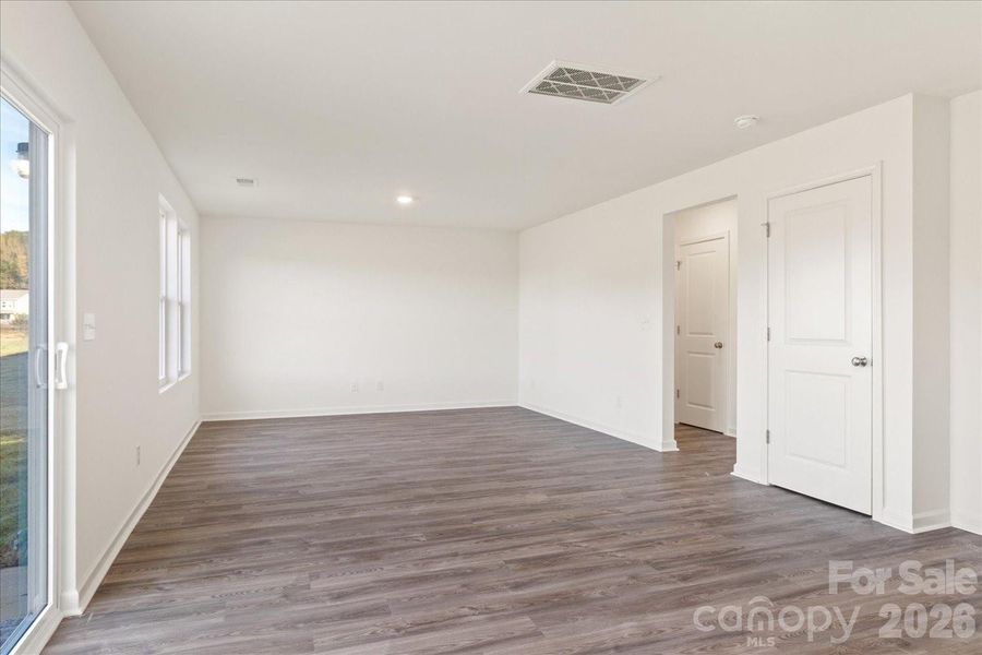 Spacious, unfurnished interior of a new home in Frey Creek, Spartanburg (Image 25).