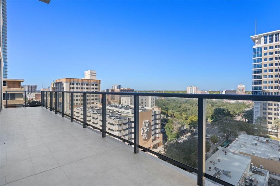 Condo located in St. Petersburg, FL showcasing its design and architecture (Image 5).