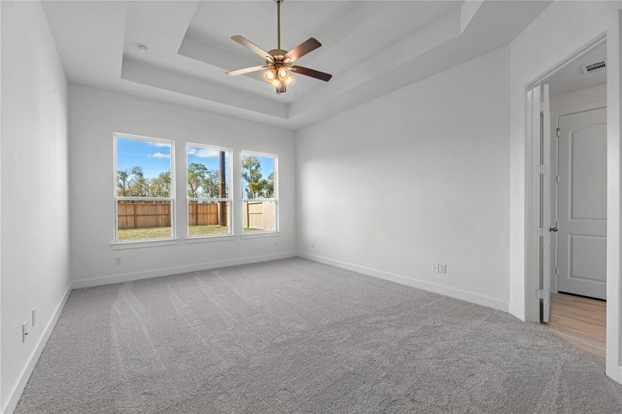 Spacious, unfurnished interior of a new home in Sienna, Missouri City (Image 13).