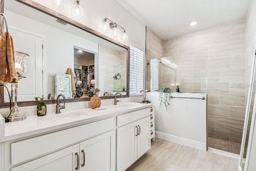 Furnished interior view inside a new home in , Tarpon Springs (Image 4).