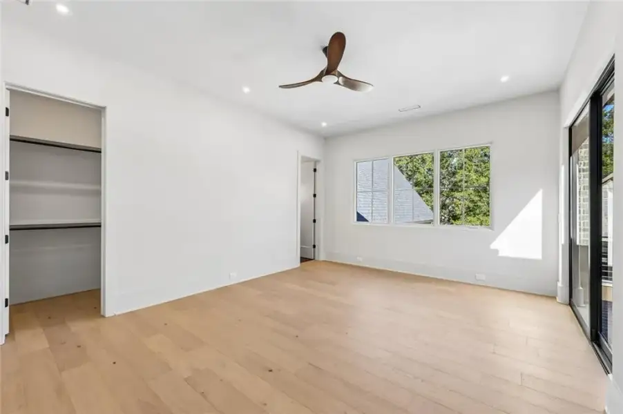 Spacious, unfurnished interior of a new home in , Alpharetta (Image 99).