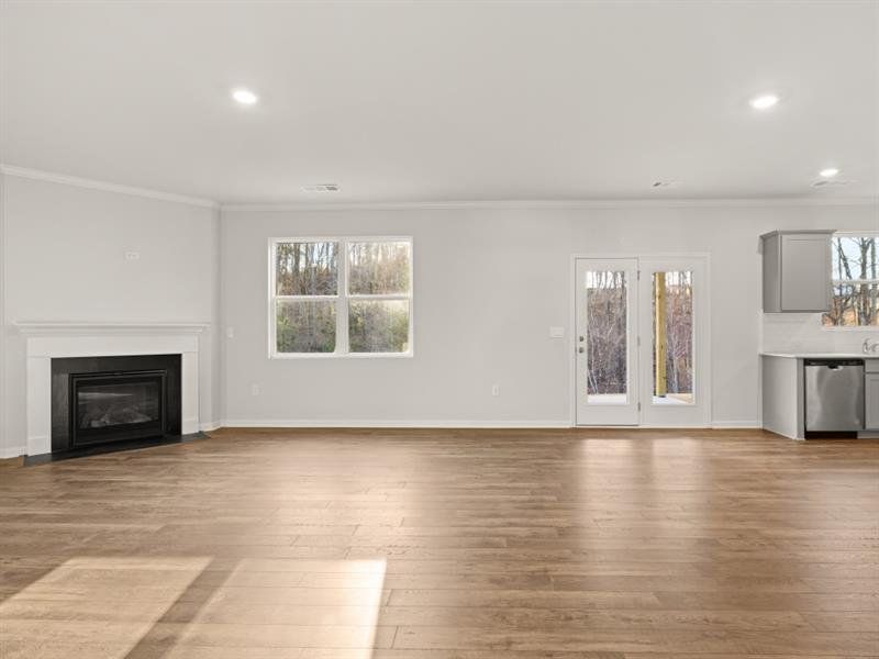 Spacious, unfurnished interior of a new home in Falcon Landing, Gainesville (Image 25).