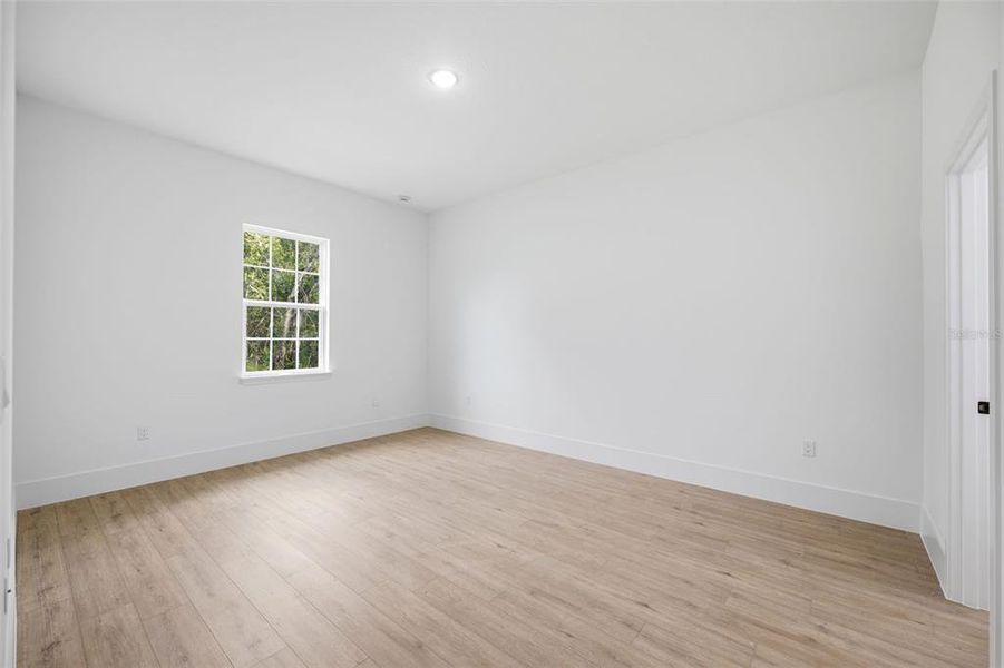 Spacious, unfurnished interior of a new home in , Ocala (Image 32).