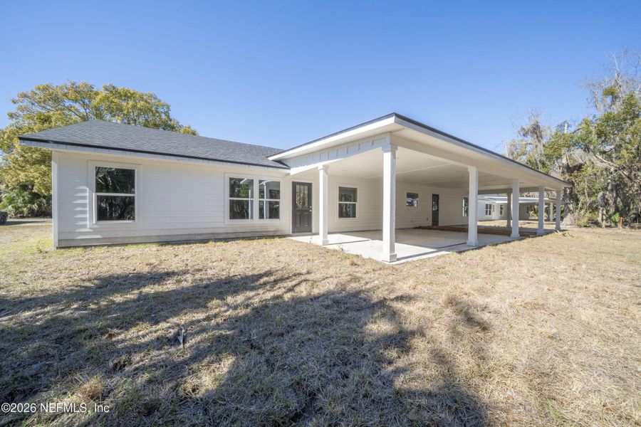 Exterior details and patio area of a home in , Palatka (Image 4).