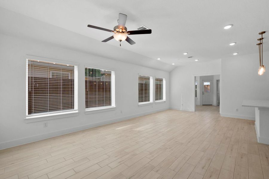 Spacious, unfurnished interior of a new home in Meridiana, Iowa Colony (Image 13).