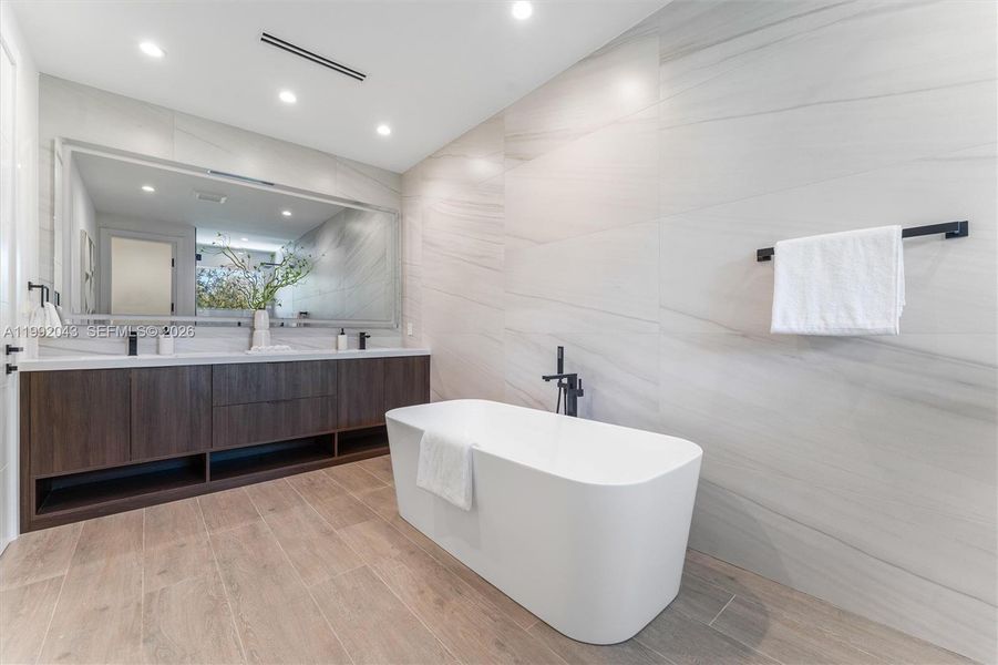 Furnished interior view inside a new home in , Fort Lauderdale (Image 6).