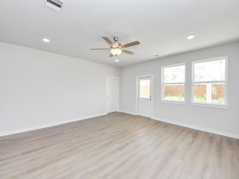 Spacious, unfurnished interior of a new home in Spring Branch Crossing, Conroe (Image 18).