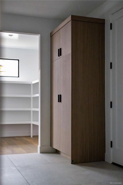 Spacious, unfurnished interior of a new home in , Golden (Image 19).