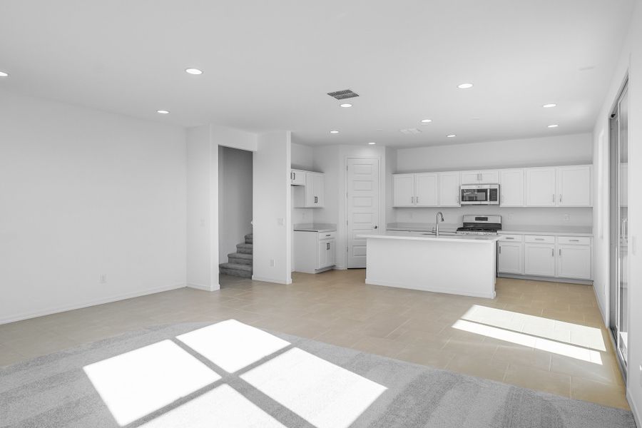 Spacious, unfurnished interior of a new home in Artisan at Asante Vista Collection, Surprise (Image 15).