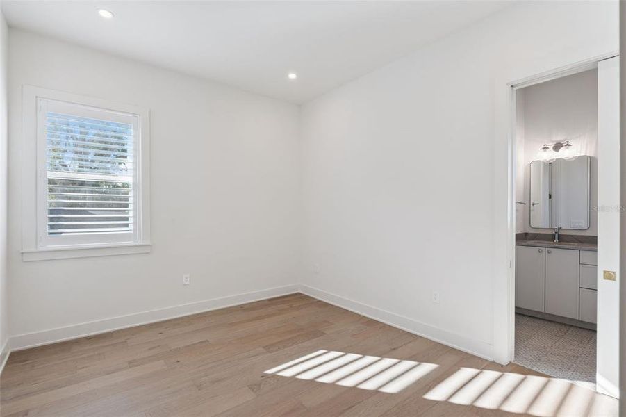 Spacious, unfurnished interior of a new home in , Orlando (Image 25).