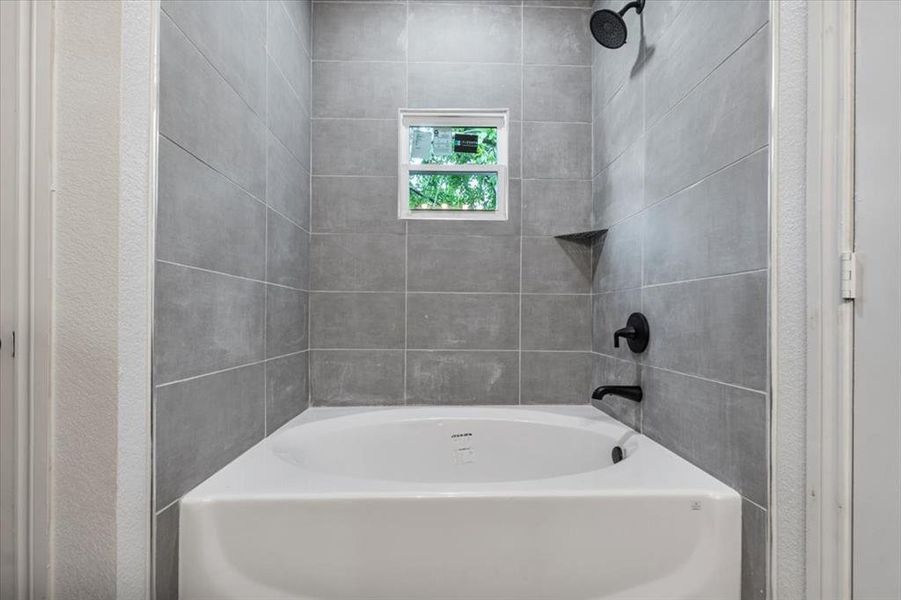 Bathroom with tiled shower / bath combo