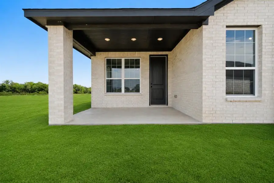 Exterior details and patio area of a home in , Corsicana (Image 3).