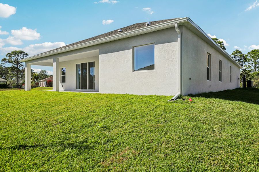 Exterior details and patio area of a home in Marion Oaks, Ocala (Image 21).