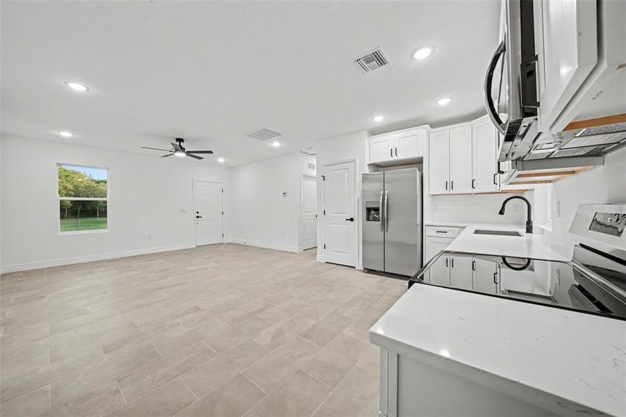 Spacious, unfurnished interior of a new home in , Avon Park (Image 26).