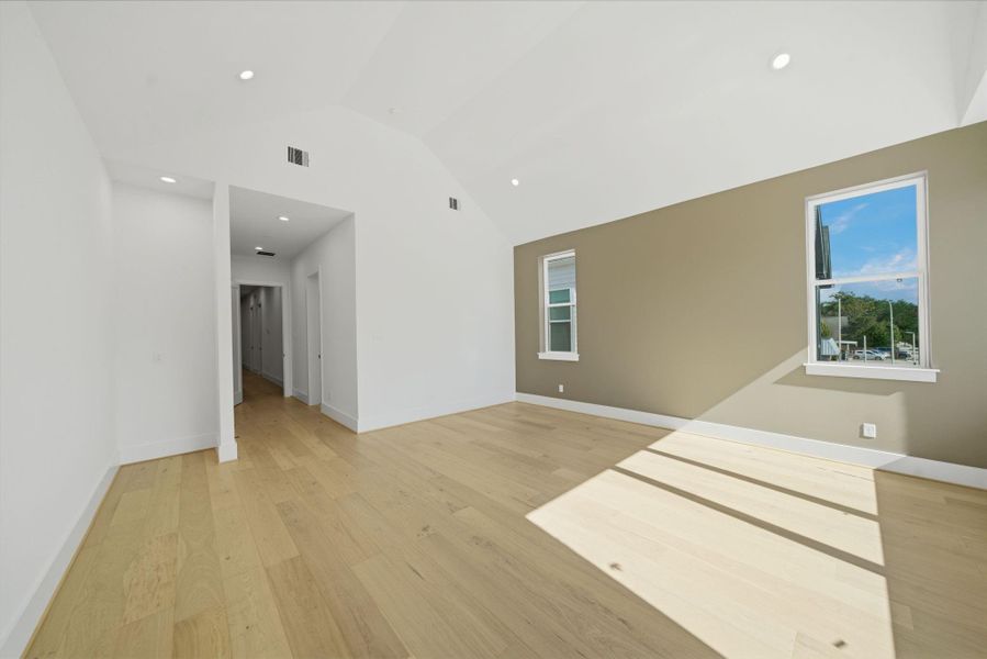 Spacious, unfurnished interior of a new home in , Houston (Image 18).